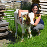 Dr. Gerhild Genger mit einem Kalb