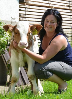 Dr. Gerhild Genger mit einem Kalb